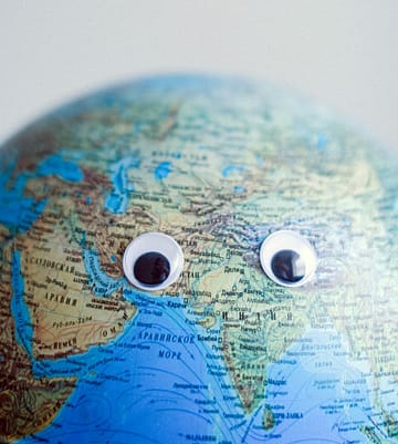 mappamondo con occhi